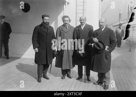 Mossessohn, [Albert] Einstein, [Chaim] Weizmann e Ussischkin [Ussishkin], tra c1915 e c1920. Mostra i leader sionisti Ben-Zion Mossison (1878-1942), Menachem Ussishkin (1863-1941), Chaim Weizmann (1874-1952), con lo scienziato Albert Einstein (1879-1955). Foto Stock