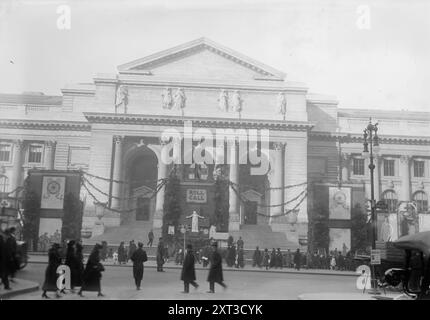 Decorazioni della Croce Rossa, 1918. Mostra una parata navale di fronte alla New York Public Library, guardando a ovest da East 41st Street e 5th Avenue, che ebbe luogo il 26 dicembre 1918. Foto Stock