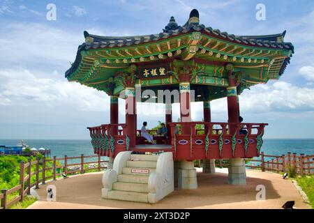 Contea di Uljin, Corea del Sud - 27 luglio 2024: Un tradizionale padiglione coreano splendidamente realizzato nel Parco del Monte Deunggi offre un luogo tranquillo da visitare Foto Stock