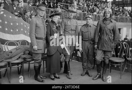 W. Camp, Mrs. C. Van Rensselaer, col. F.M. Davis, tenente R. Breeze, sergente Coombs, 1918. Mostra Walter Camp, Caroline Van Rensselaer e Clarence Blair Coombs ad un carnevale dell'aviazione all'autodromo di Belmont Park. Van Rensselaer era il presidente del Comitato Nazionale Aeronautica. Foto Stock
