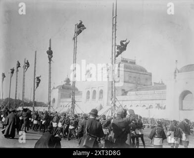 Tokyo Firemen's Exhibition, tra il c1915 e il c1920. Mostra i vigili del fuoco a Tokyo dando una mostra vicino allo stagno Shinobazo nel Parco Ueno di Tokyo. Foto Stock