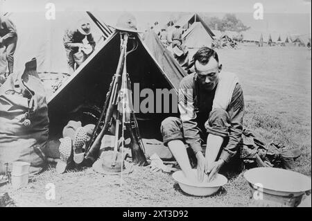 Lavare i piedi stanchi, 1918. Mostra American Marine che si lava i piedi mentre un altro dorme nella tenda cucciolo in Francia durante la prima guerra mondiale Foto Stock