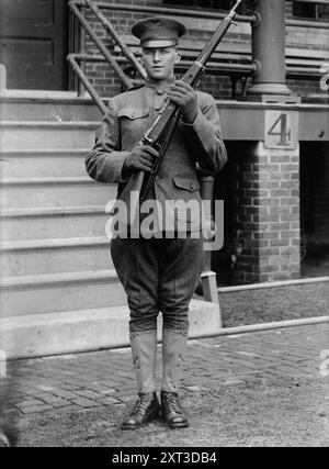 Sergente Raymond L. Young, tra c1915 e c1920. Raymond L Young ricevette la Silver Star come valore per aver salvato un compagno ferito durante un pesante bombardamento a Mont St Pere in Francia durante la prima guerra mondiale Foto Stock
