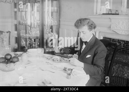 Heifetz, tra c1915 e c1920. Mostra il violinista Jascha Heifetz (1901-1987), seduto a un tavolo. Foto Stock