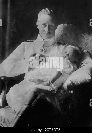 Principe ereditario di Germ. [Es., Germania] &amp; figlia, 1916. Mostra il principe ereditario Guglielmo di Germania (1882-1951) e sua figlia la principessa Alessandrina. Foto Stock