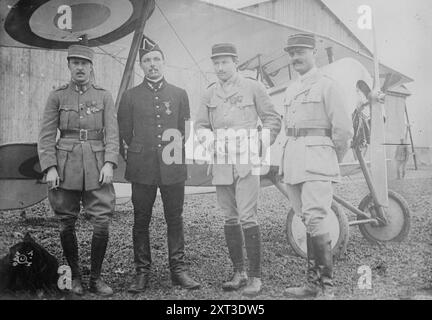 Elliott Cowdin, tenente Delage, capitano Thenault, WM. Scongelare, tra c1915 e c1920. Mostra i membri della Lafayette Escadrille composta da aviatori americani che volarono con l'aeronautica francese durante la prima guerra mondiale. Mostrati sono Elliott Cowdin, il tenente Alfred de Laage de Meux, il tenente colonnello Georges Thenault (comandante) e William Thaw. Foto Stock