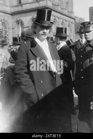 Paderewski [Commissione polacca], tra c1915 e c1920. Mostra il pianista e compositore polacco Ignacy Jan Paderewski (1860-1941) con una commissione polacca fuori dal municipio di New York. Foto Stock