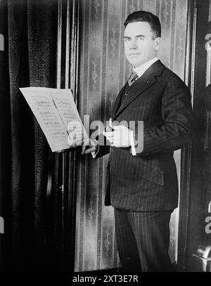 Vernon Dalhart, tra c1915 e c1920. Mostra il cantante e compositore Vernon Dalhart (1883-1948) con i suoi spartiti per "Rock-a-Bye Your Baby with a Sweet Dixie Melody" che ha registrato nel 1918. Foto Stock