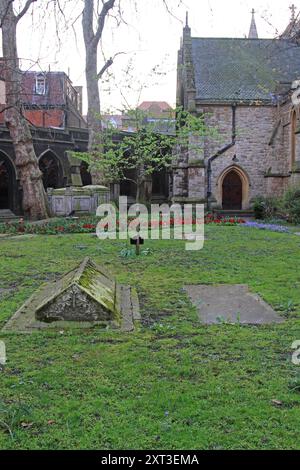 Londra, Regno Unito - 8 aprile 2010: Medioeval Graves at Churchyard Garden of St Mary Abbots Anglican Church a Kensington. Foto Stock