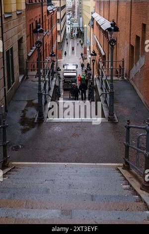 Stoccolma, Svezia. 15 aprile 2024 - gradini di pietra che scendono in via Tunnelgatan Foto Stock