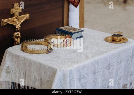 Corone di nozze ortodosse e simboli religiosi su un altare della chiesa, che rappresenta il sacro matrimonio Foto Stock
