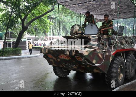 Dacca, Bangladesh, il 13 agosto 2024 soldati dell'esercito bengalese sono di guardia davanti al consigliere principale della residenza ufficiale a Dacca, Bangladesh, il 13 agosto 2024 Foto Stock