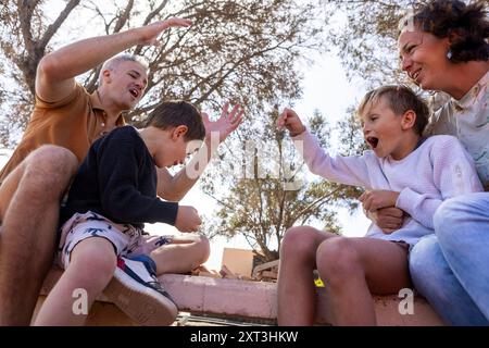 Dal momento in cui padre, madre e i loro due figli si dedicano a divertenti attività all'aperto. Foto Stock