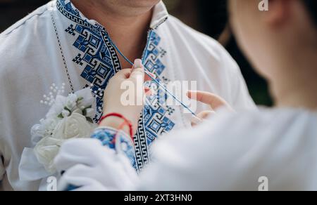 Tradizione di nozze Ucraina con camicie ricamate che simboleggiano il patrimonio culturale e l'amore Foto Stock