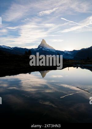 Foto aeree che catturano la maestosa montagna del Cervino riflessa in un tranquillo lago, scattata con un drone in autunno a Zermatt, Svizzera. Foto Stock