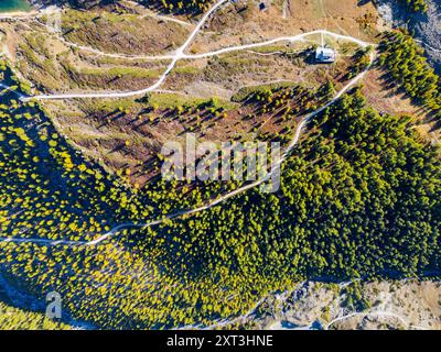 Incredibile ripresa in droni di un ponte sospeso circondato dai vibranti colori autunnali nel pittoresco paesaggio di Zermatt, Svizzera. Foto Stock