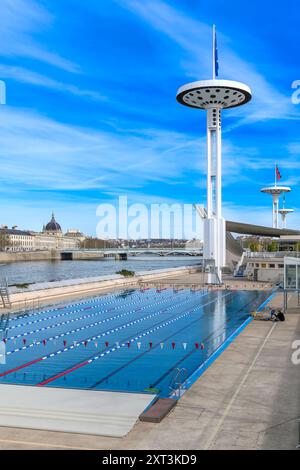 Centro Nautique Tony Bertrand sul fiume Rhône a Lione, Francia. Piscina pubblica, rinominata nel 2015 in onore dell'atleta francese, morto nel 2018 all'età di 105 anni! Foto Stock