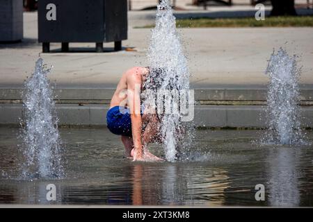 Fiume Mincio, Peschiera del Garda. 13 agosto 2024. Le condizioni delle ondate di calore persistettero in gran parte dell'Europa oggi, compreso il Lago di Garda e i dintorni dell'Italia settentrionale. Le temperature diurne dovrebbero raggiungere oggi i 37 gradi Celsius all'ombra. Gente che cerca di stare al fresco a Peschiera del Garda, sul lato sud del Lago di Garda, nel nord Italia. Crediti: james jagger/Alamy Live News Foto Stock