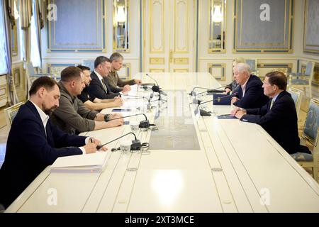 Kiev, Ucraina. 13 agosto 2024. Il presidente ucraino Volodymyr Zelenskyy incontra il senatore Lindsey Graham (R-SC) e il senatore Richard Blumenthal (D-CT) durante la visita della coppia a Kiev martedì 13 agosto 2024. Durante una stampa disponibile dopo il loro incontro, il senatore Graham ha fatto appello agli ex piloti di F-16 per iscriversi e aiutare a combattere per l'Ucraina e addestrare i loro piloti sul jet da caccia di fabbricazione statunitense. Foto tramite Ufficio Stampa Presidenziale ucraino/UPI credito: UPI/Alamy Live News Foto Stock