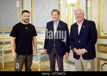 Kiev, Ucraina. 13 agosto 2024. Il presidente ucraino Volodymyr Zelenskyy incontra il senatore Lindsey Graham (R-SC) e il senatore Richard Blumenthal (D-CT) durante la visita della coppia a Kiev martedì 13 agosto 2024. Durante una stampa disponibile dopo il loro incontro, il senatore Graham ha fatto appello agli ex piloti di F-16 per iscriversi e aiutare a combattere per l'Ucraina e addestrare i loro piloti sul jet da caccia di fabbricazione statunitense. Foto tramite Ufficio Stampa Presidenziale ucraino/UPI credito: UPI/Alamy Live News Foto Stock
