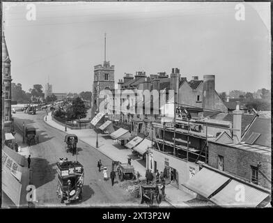 Putney High Street, Putney, Wandsworth, Greater London Authority, 1902. Una vista sopraelevata che guarda verso Putney Bridge da Putney High Street mostra i lavori di costruzione al numero 15 con la chiesa di St Mary Putney a destra e la chiesa di All Saints, Fulham visibile attraverso il fiume Tamigi. Foto Stock