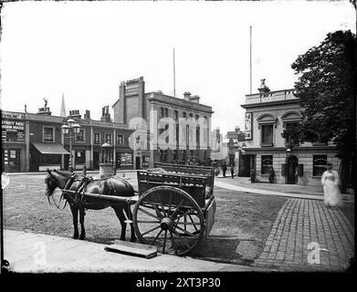 Railway Hotel, Upper Richmond Road, Putney, Wandsworth, Greater London Authority, 1880. l'incrocio tra Putney High Street (primo piano), Putney Hill (a sinistra) e Upper Richmond Road (direttamente davanti) con il vecchio Railway Hotel sulla destra in primo piano e il Fox and Hounds Hotel sulla Upper Richmond Road al centro della cornice. Il Railway Hotel risale al 1857 ma fu demolito e ricostruito nella sua forma attuale alla fine degli anni '1880 Ad eccezione del Fox and Hounds Hotel, tutti gli edifici visibili all'angolo tra Putney Hill e Upper Richmond Road sono stati demoliti per consentire la strada W Foto Stock