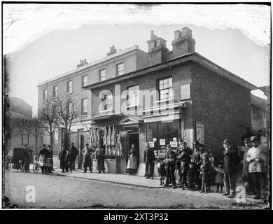 Putney High Street, Putney, Wandsworth, Greater London Authority, 1882. Una folla si è presentata fuori dai locali di Stephen Lydiatt, macellaio e guardiano, in Putney High Street. Questa immagine appare in &#x2018;William Field&#x2019;fotografie di Putney&#x2019;, compilate da Dorian Gerhold e Michael Bull per la Wandsworth Historical Society. Foto Stock