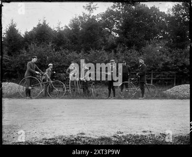 Putney, Wandsworth, Greater London Authority, c1890. Un gruppo di ciclisti con biciclette e tricicli, in piedi con Sir Henry Kimber. Questa immagine può mostrare un incontro del Putney Cycling Club, fondato nel 1888. Sir Henry Kimber (visto terzo da destra) fondò lo studio legale di Kimber ed Ellis e fu il deputato conservatore per Wandsworth tra il 1885 e il 1913. Foto Stock