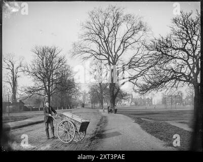 Wandsworth Common West Side, Wandsworth Common, Wandsworth, Greater London Authority, c1910. La vista che si affaccia a nord lungo il Wandsworth Common West Side con un fattorino e un carro in primo piano e case sul Wandsworth Common North Side viste in lontananza. Foto Stock