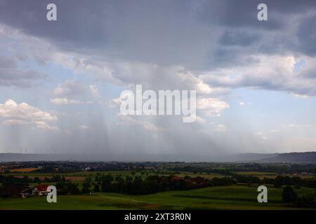 Wetter, Ein kurzer Regenschauer zieht am Nachmittag an Schwäbisch Hall vorbei. Schwäbisch Hall Baden-Württemberg Deutschland Schwäbisch Hall *** il tempo, Una breve doccia a pioggia passa Schwäbisch Hall nel pomeriggio Schwäbisch Hall Baden Württemberg Germania Schwäbisch Hall Copyright: X xonw-imagesx/xAlexanderxWolfx Foto Stock