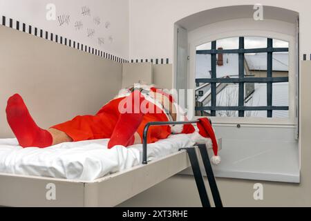 Babbo Natale sta riposando su una cuccetta in una prigione Foto Stock
