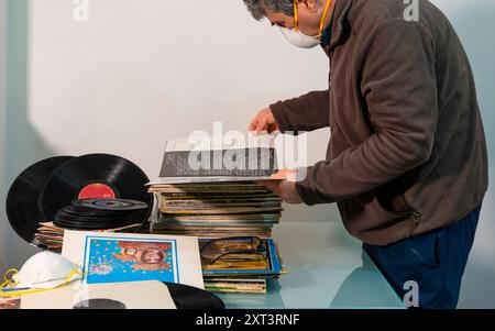 Modugno, Italia - 12 marzo 2020: A casa per la quarantena pandemica del coronavirus COVID-19. Appassionato audiofilo ordina la sua collezione di vinile Foto Stock