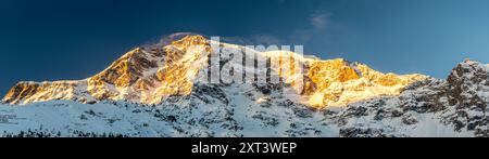 Foto panoramica ad alta risoluzione del Monte Ortler nelle Alpi europee all'alba Foto Stock