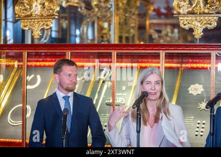 Präsentation der zurückerlangten Juwelen aus dem Historischen Grünen Gewölbe. Im Dezember 2022 gelang es der Staatsanwaltschaft Dresden, der Soko Epaulette und dem LKA Sachsen, einen erheblichen Teil des bei dem Einbruch in das Historische Grüne Gewölbe entwendeten Diebesgutes sicherzustellen. Erstmals ist es nun trotz anhaltender Sicherstellung durch das Landgericht möglich, Die Juwelen wieder an ihrem angestammten Platz auszustellen und das Historische Grüne Gewölbe nahezu vollständig zu erleben. , Michael Kretschmer, Ministerpräsident des Freistaates Sachsen, Marion Ackermann, Generaldirekt Foto Stock