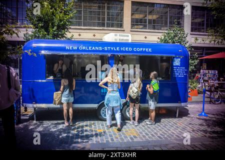 Attivazione del marchio per il caffè solubile New Orleans (Nola) di Blue Bottle Coffee nel quartiere Meatpacking di New York sabato 3 agosto 2024. Blue Bottle Coffee è un marchio di Nestlé che ha acquisito una partecipazione del 68% nella Third Wave Coffee Company nel 2017. (© Richard B. Levine) Foto Stock