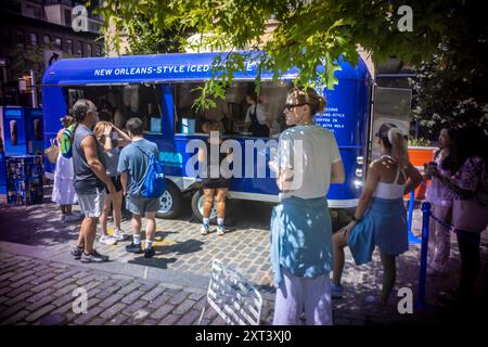 Attivazione del marchio per il caffè solubile New Orleans (Nola) di Blue Bottle Coffee nel quartiere Meatpacking di New York sabato 3 agosto 2024. Blue Bottle Coffee è un marchio di Nestlé che ha acquisito una partecipazione del 68% nella Third Wave Coffee Company nel 2017. (© Richard B. Levine) Foto Stock