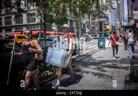 Schlepping nel quartiere Chelsea a New York sabato 5 3 agosto 2024. (© Richard B. Levine) Foto Stock