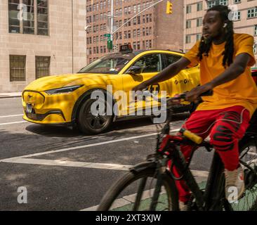 Un taxi Ford Mustang Mach-e EV a Chelsea a New York lunedì 5 agosto 2024. A luglio Ford ha venduto 4.592 veicoli Mustang Mach-e con una crescita per i primi sette mesi del 2024, con un aumento di quasi il 50% rispetto allo scorso anno. . (© Richard B. Levine) Foto Stock