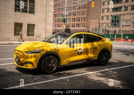 Un taxi Ford Mustang Mach-e EV a Chelsea a New York lunedì 5 agosto 2024. A luglio Ford ha venduto 4.592 veicoli Mustang Mach-e con una crescita per i primi sette mesi del 2024, con un aumento di quasi il 50% rispetto allo scorso anno. . (© Richard B. Levine) Foto Stock