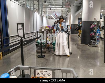 Check-out in un supermercato Whole Foods Market di New York martedì 6 agosto 2024. (© Richard B. Levine) Foto Stock