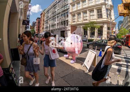 Attivazione del marchio per Squishmallows X Tonymoly , un personaggio coreano e una linea di prodotti per la cura della pelle coreani a Soho a New York sabato 10 agosto 2024. (©ÊRichard B. Levine) Foto Stock