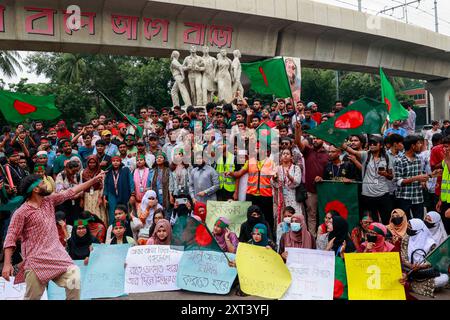 Dacca, Bangladesh. 13 agosto 2024. Attivisti degli studenti contro la discriminazione movimento protesta come parte della cosiddetta "settimana della resistenza" Road march nel campus dell'Università di Dhaka, a Dhaka, Bangladesh, 13 agosto 2024. Il movimento studentesco anti-discriminazione ha annunciato una "settimana della resistenza" a partire da martedì per sollecitare la loro richiesta in quattro punti, che include il processo contro il primo ministro espulso Sheikh Hasina. Nell'ambito della campagna, gli studenti si sono riuniti con vari cartelli davanti alla scultura del Raju Memorial presso l'Università di Dhaka alle 15:00 di martedì. Hanno osservato un minuto di silenzio in me Foto Stock