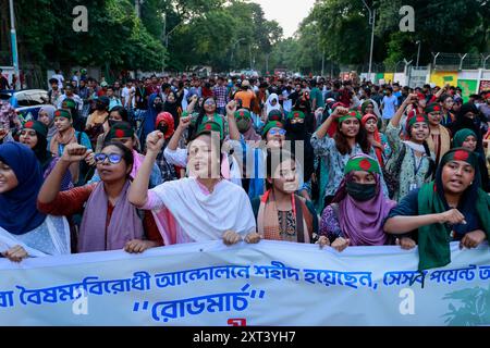 Attivisti degli studenti contro la discriminazione movimento protesta come parte della cosiddetta "settimana della resistenza" Road march nel campus dell'Università di Dhaka, a Dhaka, Bangladesh, 13 agosto 2024. Il movimento studentesco anti-discriminazione ha annunciato una “settimana della resistenza” a partire da martedì per spingere a casa la loro richiesta in quattro punti che include il processo contro il primo ministro espulso Sheikh Hasina. Nell'ambito della campagna, gli studenti si sono riuniti con vari cartelli davanti alla scultura del Raju Memorial presso l'Università di Dhaka alle 15:00 di martedì. Hanno osservato un minuto di silenzio in memoria dei martiri, seguito da preghiere Foto Stock