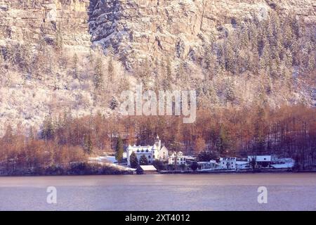 Tenuta innevata di Hallstatter SEE a Hallstatt, Austria, annidata contro una montagna invernale Foto Stock