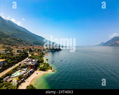 Vista aerea della città di Malcesine e della costa del lago di Garda. Vista sulla spiaggia e sul castello medievale sopra la città. Foto Stock