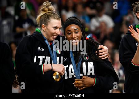 Sarah Luisa Fahr e Oghosasere loveth Omoruyi d'Italia festeggiano al termine della partita della medaglia d'oro di pallavolo tra Stati Uniti d'America e Italia dei Giochi Olimpici di Parigi 2024 all'Arena Paris Sud 1 di Parigi (Francia), 11 agosto 2024. L'Italia sconfisse gli Stati Uniti 3-0 e vinse la medaglia d'oro. Foto Stock