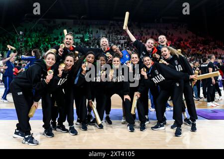 I giocatori italiani festeggiano al termine della partita della medaglia d'oro di pallavolo tra Stati Uniti d'America e Italia dei Giochi Olimpici di Parigi 2024 all'Arena Paris Sud 1 di Parigi (Francia), 11 agosto 2024. L'Italia sconfisse gli Stati Uniti 3-0 e vinse la medaglia d'oro. Foto Stock