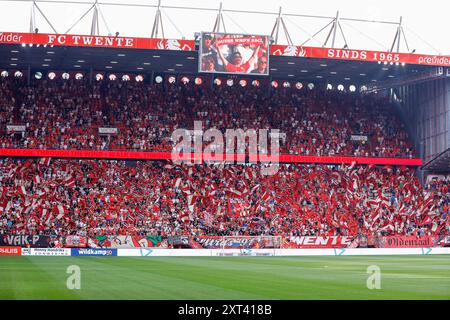 Enschede, Paesi Bassi. 13 agosto 2024. ENSCHEDE, PAESI BASSI - 13 AGOSTO: Tifosi del FC Twente durante il terzo turno di qualificazione della UEFA Champions League 2a tappa tra FC Twente e Red Bull Salzburg al De Grolsch veste il 13 agosto 2024 a Enschede, Paesi Bassi. (Foto di Raymond Smit/Orange Pictures) credito: Orange Pics BV/Alamy Live News Foto Stock