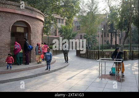 INDIA, Punjab, Amritsar, memoriale e museo per il massacro di Jallianwala Bagh, noto anche come massacro di Amritsar, che ebbe luogo il 13 aprile 1919 durante il dominio britannico. Una folla pacifica si era riunita al Jallianwala Bagh durante l'annuale fiera Baishakhi per protestare contro il Rowlatt Act. Il generale di brigata britannico R. E. H. Dyer circondò il popolo con reggimenti di fanteria dell'esercito indiano britannico. Dyer ha ordinato di sparare alla folla, centinaia di persone sono state uccise. I popoli sono saltati nel pozzo Shaheedi per fuggire e sono morti anche loro. Foto Stock