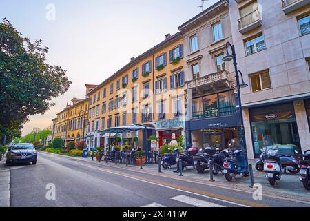 BERGAMO, ITALIA - 7 APRILE 2022: La linea di piccoli negozi, boutique e ristoranti sulla stretta via Torquato tasso, città bassa, Bergamo, Italia Foto Stock